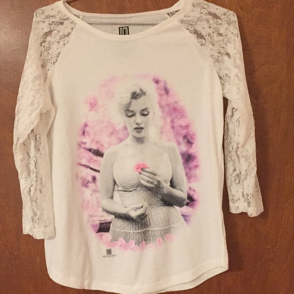 Red carpet noir shirt size medium